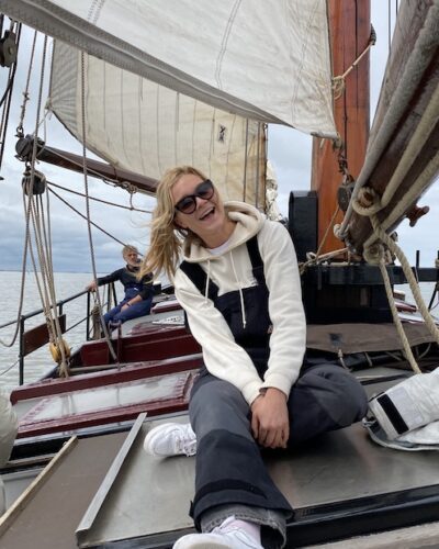 Gast aan dek klipper nova cura aan het zeilen op de waddenzee